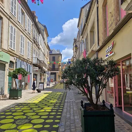 Au Coeur Du Quartier Historique De Moulins Apartment